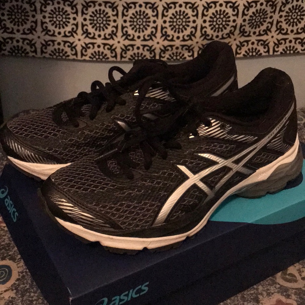 ASICS women’s running shoe (size 6.5)